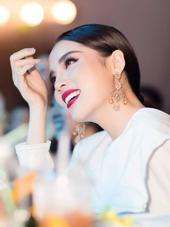 Hoa hậu nối tiếp hoa hậu, Kỳ Duyên amp;#34;bắt chướcamp;#34; Mai Phương Thúy vẽ lông mày tận thái dương - 1