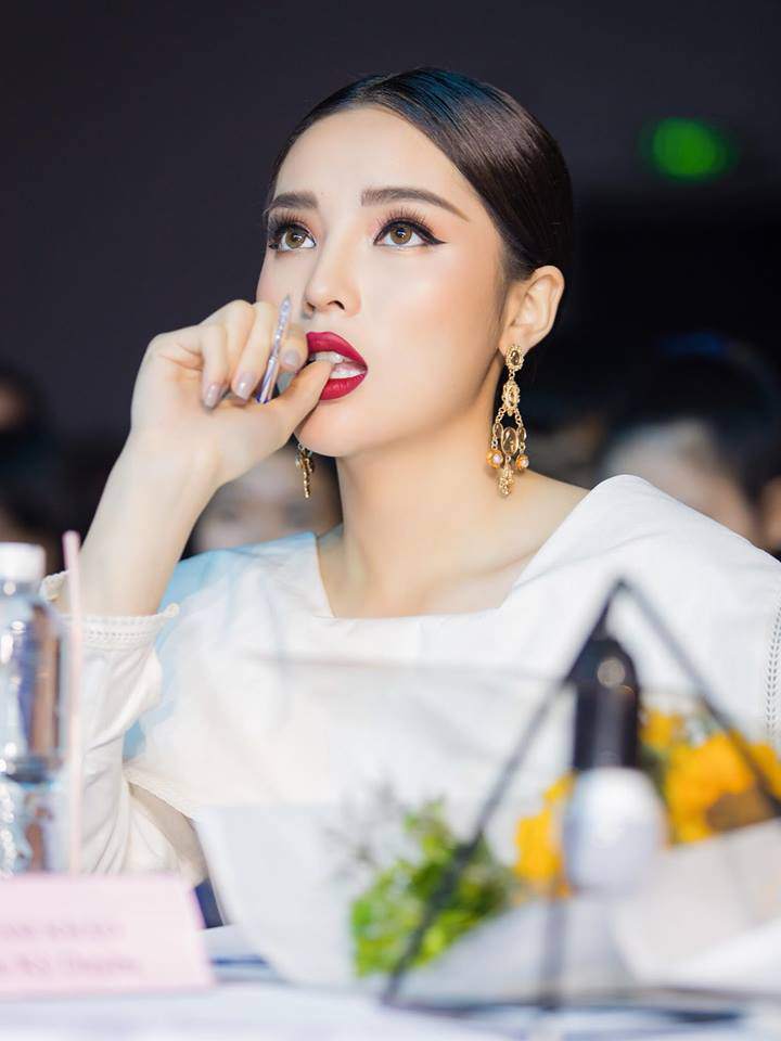 Hoa hậu nối tiếp hoa hậu, Kỳ Duyên amp;#34;bắt chướcamp;#34; Mai Phương Thúy vẽ lông mày tận thái dương - 2
