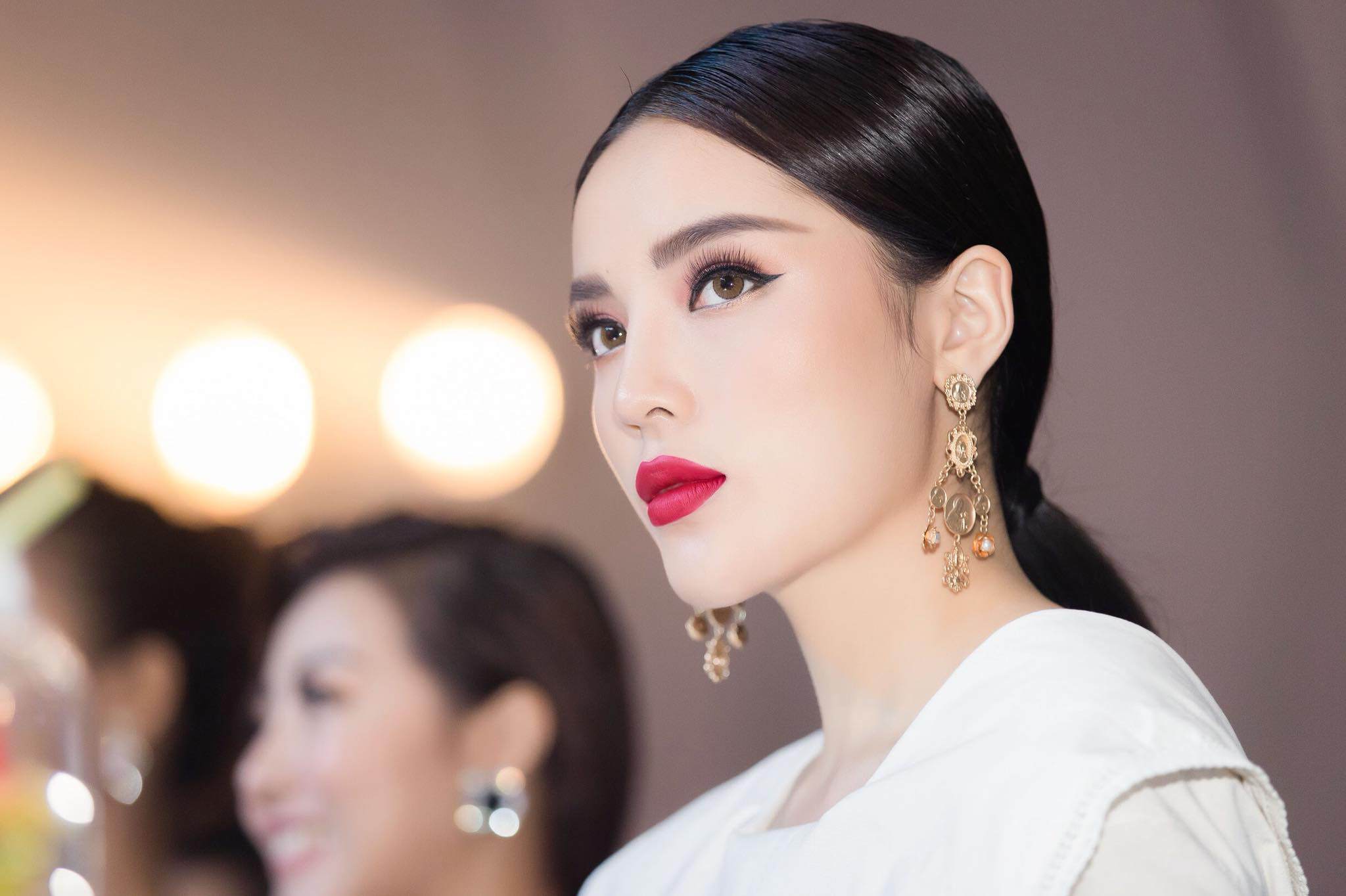 Hoa hậu nối tiếp hoa hậu, Kỳ Duyên amp;#34;bắt chướcamp;#34; Mai Phương Thúy vẽ lông mày tận thái dương - 3
