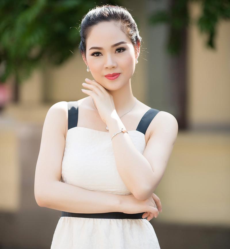 Hoa hậu Mai Phương tái xuất tươi trẻ với lớp nền căng bóng, đôi mắt đen sâu thẩm.
