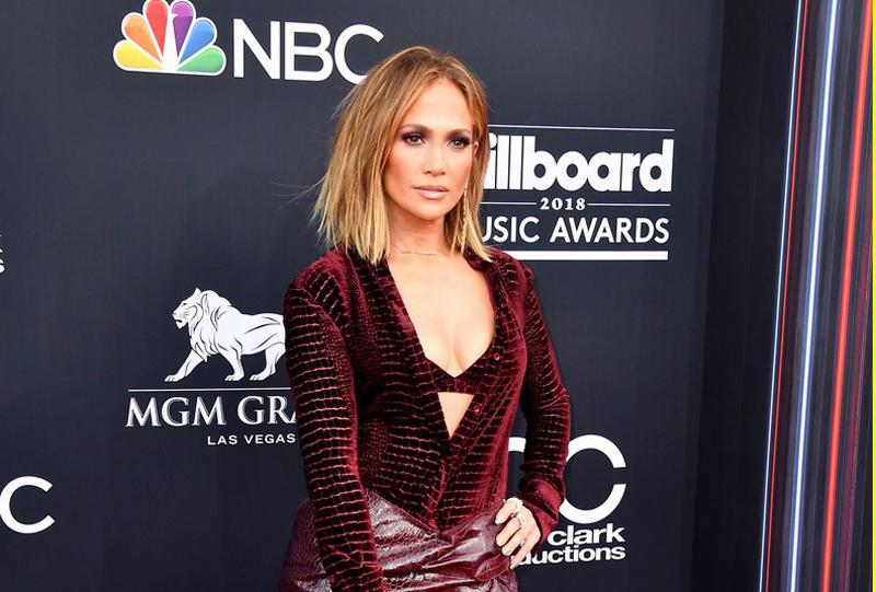 Jennifer Lopez kém sang vì tóc rối, không vào nếp.
