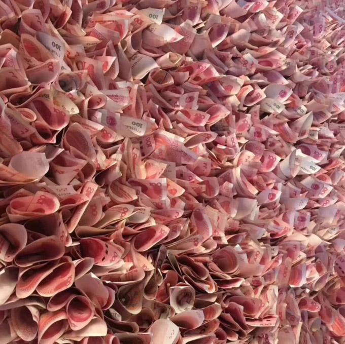 Cắt 334 nghìn tờ tiền giá 1,7 tỷ  thành trái tim tặng bạn gái, nam thanh niên lĩnh quả đắng - 2