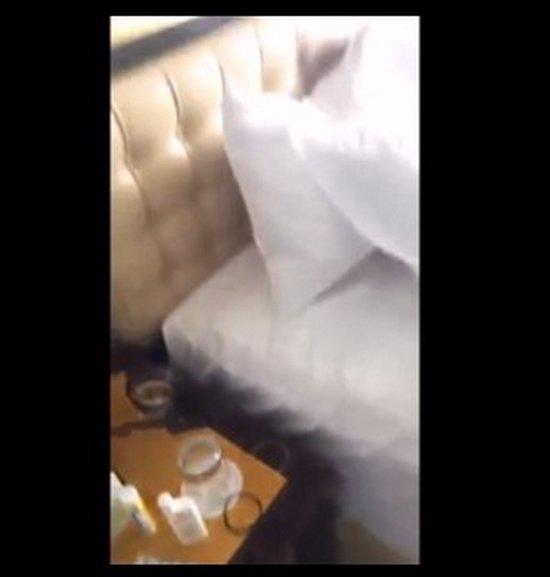 Mải livestream với fan, không ít sao Việt bị lộ amp;#34;hậu trườngamp;#34; nhà cửa như... bãi chiến trường - 3