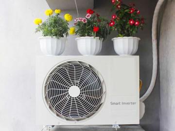 Nhiều nhà thường treo cục nóng điều hòa sai lầm thế này, bảo sao tiền điện cứ tăng vọt