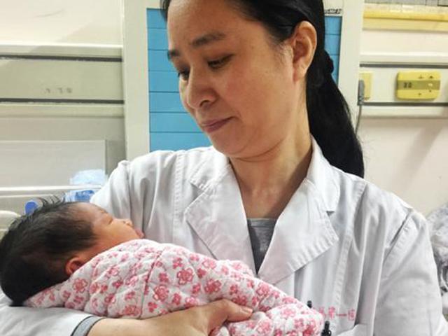 Kỳ lạ em bé vừa chào đời đã 17 tuổi