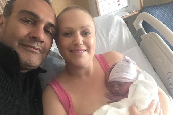 Phép màu thần kỳ của mẹ ung thư, bác sĩ bảy lần khuyên phá vẫn kiên trì sinh con - 1