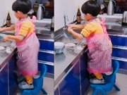 Làm mẹ - Rửa bát trong tâm thế chưa bao giờ vui như vậy, bé trai khiến nhiều mẹ cũng phải "nể"