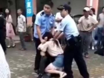 Hé lộ lý do cô gái cắn chặt lưỡi bạn trai, cảnh sát phải xịt hơi cay mới nhả