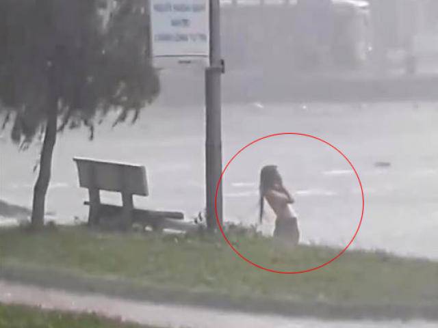 Clip cô gái tắm tiên giữa trời mưa khiến người xem choáng váng và sự thật phía sau