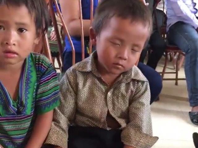 Ngủ gật khi chờ nhận quà 1/6 từ hội từ thiện, bé trai khiến nhiều người xót lòng