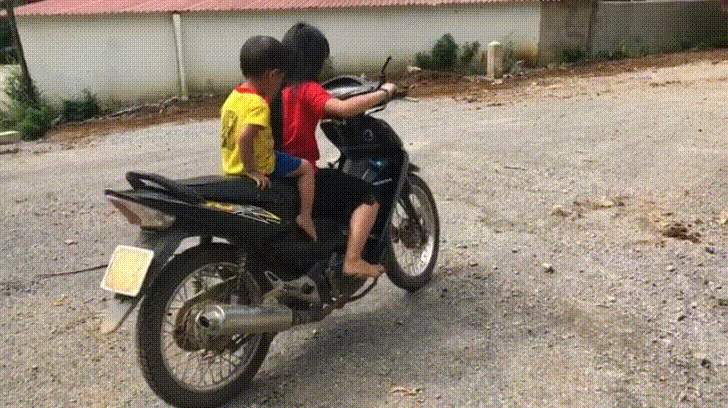 Phụ huynh hoảng sợ trước cảnh bé gái 10 tuổi ở Hòa Bình chở em phóng xe máy vun vút - 1