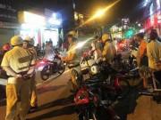 Tin tức - TP.HCM: Bị truy đuổi, nhóm cướp giật điện thoại dùng dao đâm gục 2 thanh niên trên phố