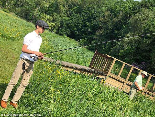 Ngôi sao 24/7: Không ai như ba bố con Beckham, đi câu cá cũng đẹp trai ngời ngời - 4