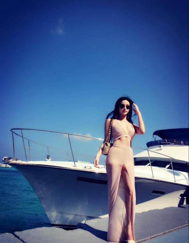 Cuộc sống xa hoa của những hot girl bỏ showbiz lấy chồng đại gia - 7