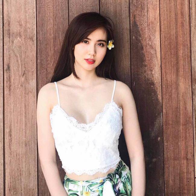 Cuộc sống xa hoa của những hot girl bỏ showbiz lấy chồng đại gia - 9