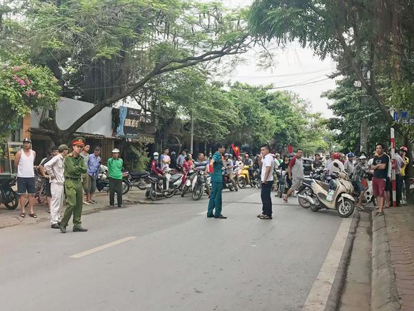 Tai nạn nghiêm trọng khiến bà bầu tử vong, em bé chui ra khỏi bụng mẹ thở thoi thóp - 1
