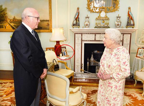 Ngôi sao 24/7: Lộ bức ảnh chưa từng công bố của Hoàng tử Harry và Meghan trong Cung điện - 1