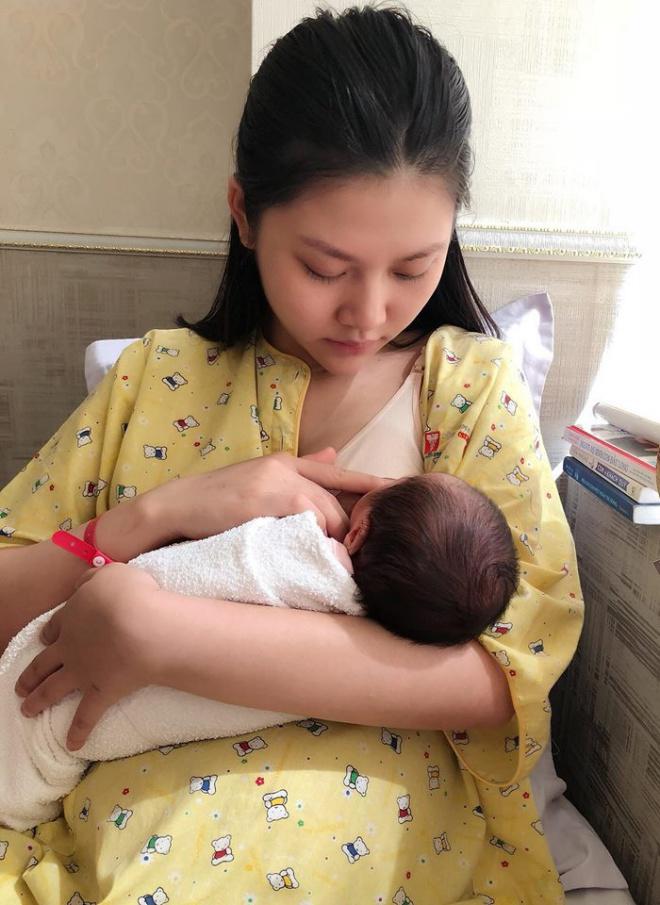 Ông xã Chúng Huyền Thanh hài hước chia sẻ cảm giác lần đầu làm bố - 1