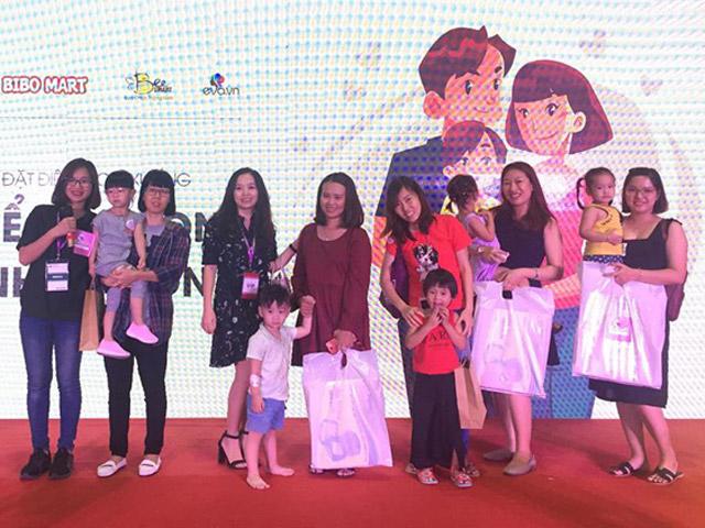 Vietbaby 2018: Mẹ và bé hào hứng tham gia minigame, rinh quà nặng tay từ Eva.vn