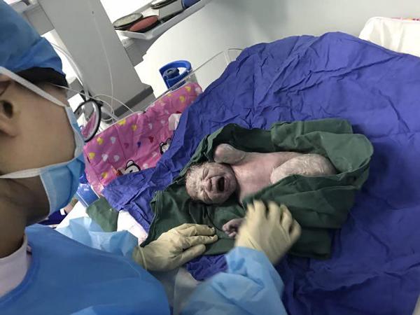 Mẹ liệt toàn thân, chỉ cử động được một ngón tay vẫn bất chấp tính mạng mang bầu, sinh con - 3