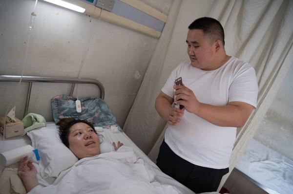 Mẹ liệt toàn thân, chỉ cử động được một ngón tay vẫn bất chấp tính mạng mang bầu, sinh con - 1