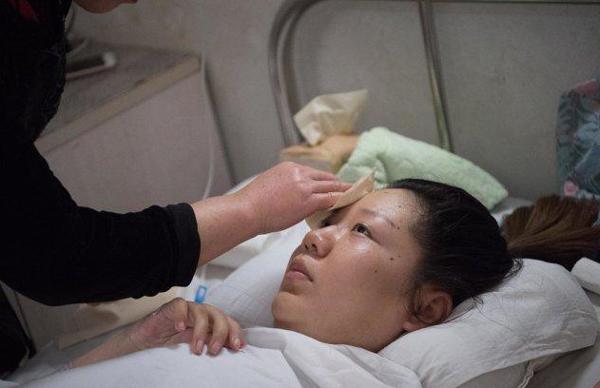 Mẹ liệt toàn thân, chỉ cử động được một ngón tay vẫn bất chấp tính mạng mang bầu, sinh con - 2