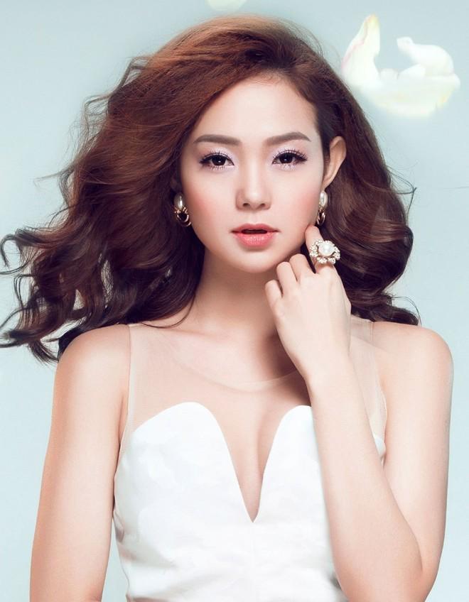 Mới ngày đầu ngồi ghế nóng The Face, Minh Hằng đã bị amp;#34;soiamp;#34;cằm biến dạng, cứng đờ? - 6