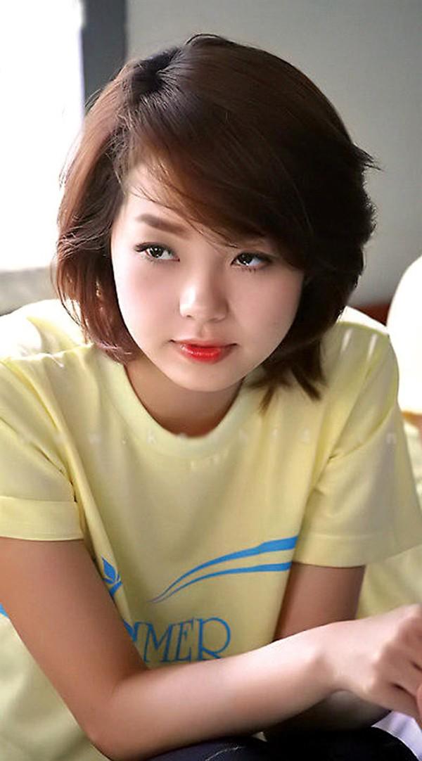 Mới ngày đầu ngồi ghế nóng The Face, Minh Hằng đã bị amp;#34;soiamp;#34;cằm biến dạng, cứng đờ? - 3