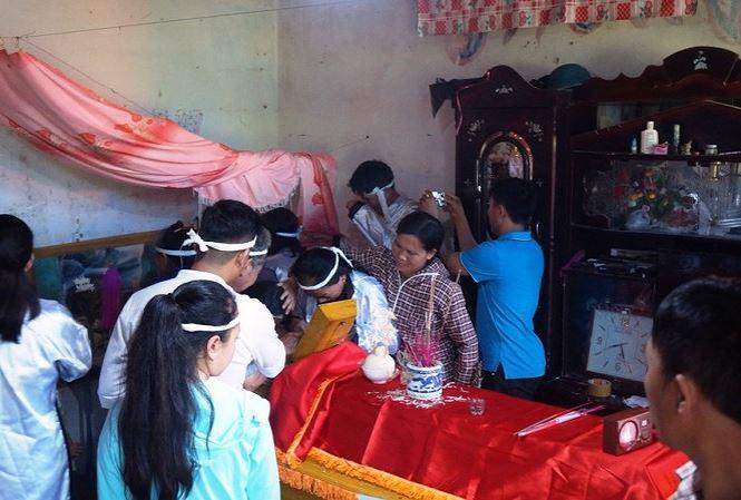 Tin tức 24h: Chồng ngất lịm bên linh cữu vợ bầu và con bị xe tải lùi tông chết - 1