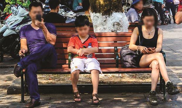 Bức ảnh biết nói và thông điệp gửi ba mẹ Việt: Hãy đặt máy xuống và làm bạn cùng con! - 1