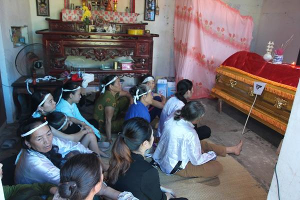 Hối hận muộn màng của người chồng khi vợ bầu và con nhỏ bị xe tải lùi tông chết - 2