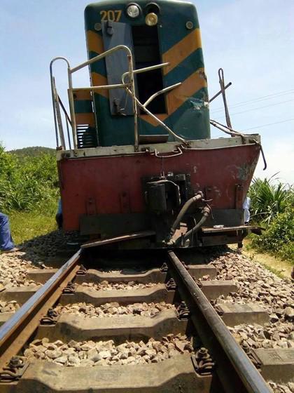 Lại xảy ra tai nạn đường sắt nghiêm trọng, tàu hỏa tông xe ben chở đá - 2