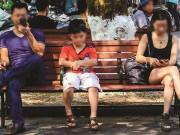 Làm mẹ - Bức ảnh biết nói và thông điệp gửi ba mẹ Việt: Hãy đặt máy xuống và làm bạn cùng con!