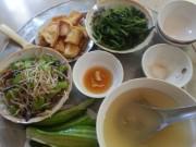 Bếp Eva - Mẹ bầu ăn mâm cơm 2 người 20 nghìn, mỗi lòng gà là "đạm", chị em nhìn lại khen ngon