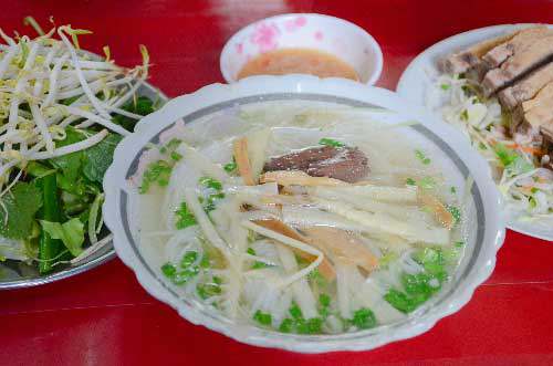 Những quán bún nổi đình nổi đám, đến muộn là hết ở Sài Gòn - 1
