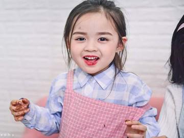Bé gái 6 tuổi đốn tim dân mạng với hàng nghìn biểu cảm siêu dễ thương