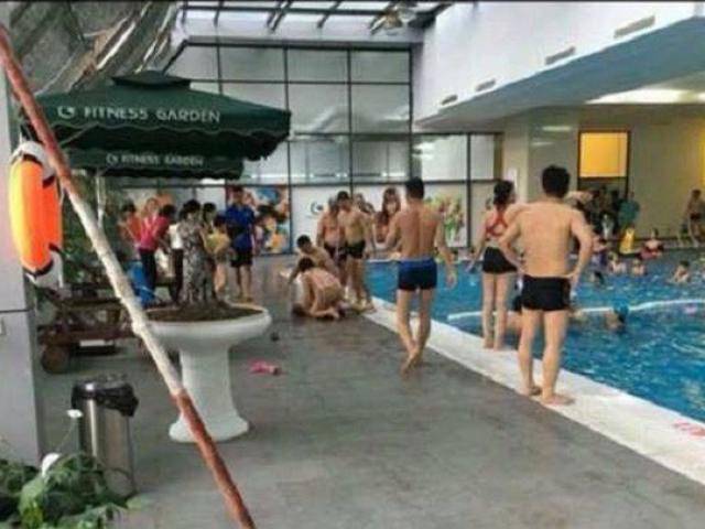 Hà Nội: Mẹ đưa con 5 tuổi đi đăng ký học bơi, con bất ngờ lao xuống bể chết đuối