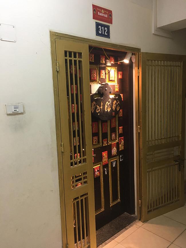 can canh tung ngoc ngach trong ngoi nha voi vo so do co tien ty tai ha dong, ha noi - 1