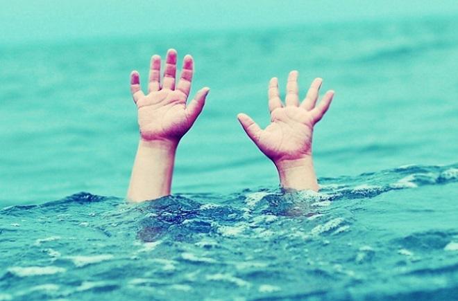 Tin tức 24h: Cặp đôi thản nhiên amp;#34;mây mưaamp;#34; trên ban công khách sạn khiến đám đông choáng váng - 2