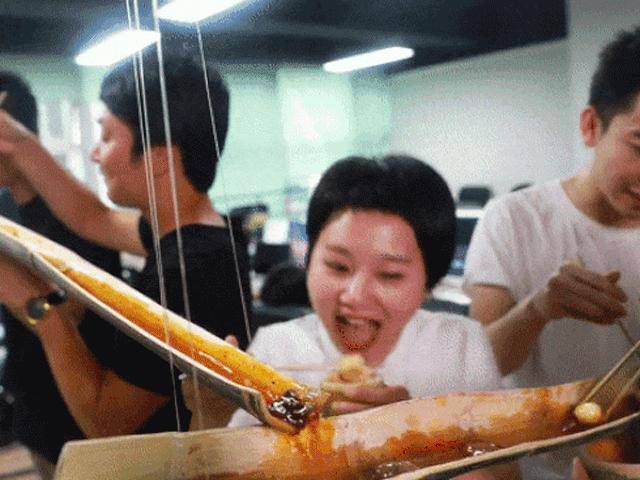 Với thánh ăn công sở, làm mỳ băng chuyền giữa văn phòng chẳng có gì khó khăn