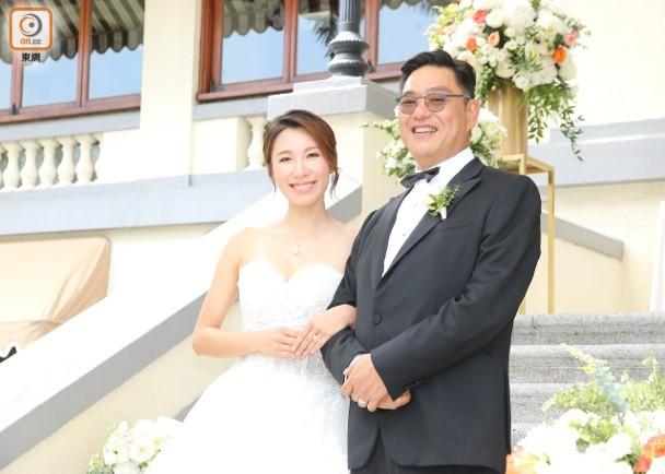 Kết hôn với chồng đáng tuổi bố, kiều nữ TVB mỉm cười rạng rỡ chứng minh hạnh phúc - 1