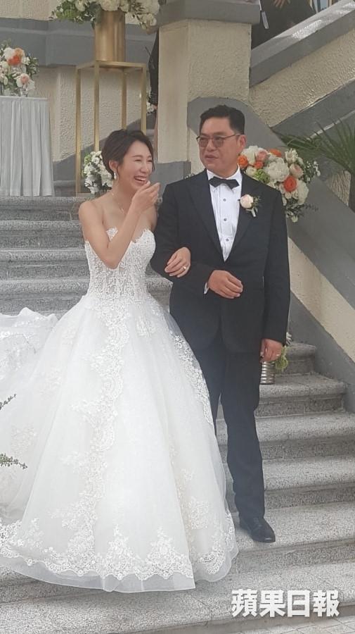 Kết hôn với chồng đáng tuổi bố, kiều nữ TVB mỉm cười rạng rỡ chứng minh hạnh phúc - 2