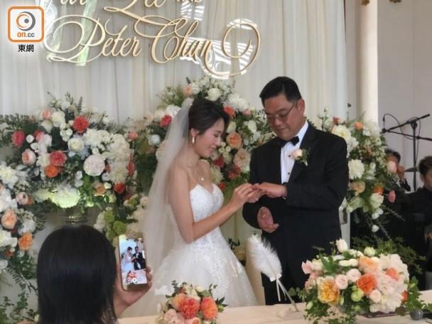 Kết hôn với chồng đáng tuổi bố, kiều nữ TVB mỉm cười rạng rỡ chứng minh hạnh phúc - 3