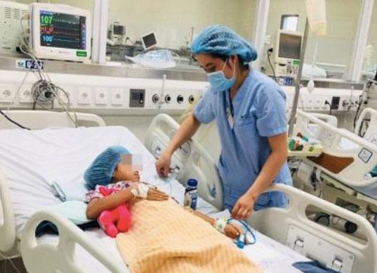 Rủ nhau bắt thịt cóc về nấu ăn, chị tử vong, em song sinh đang nguy kịch - 1