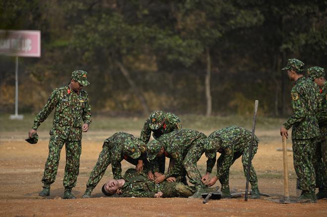 Sao Nhập Ngũ: Ca sĩ Bảo Kun nôn ngay giữa thao trường, bất tỉnh sau khi bị phạt - 4