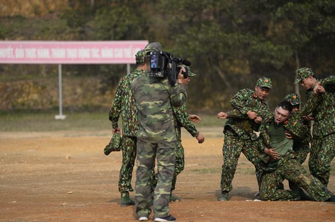 Sao Nhập Ngũ: Ca sĩ Bảo Kun nôn ngay giữa thao trường, bất tỉnh sau khi bị phạt - 2