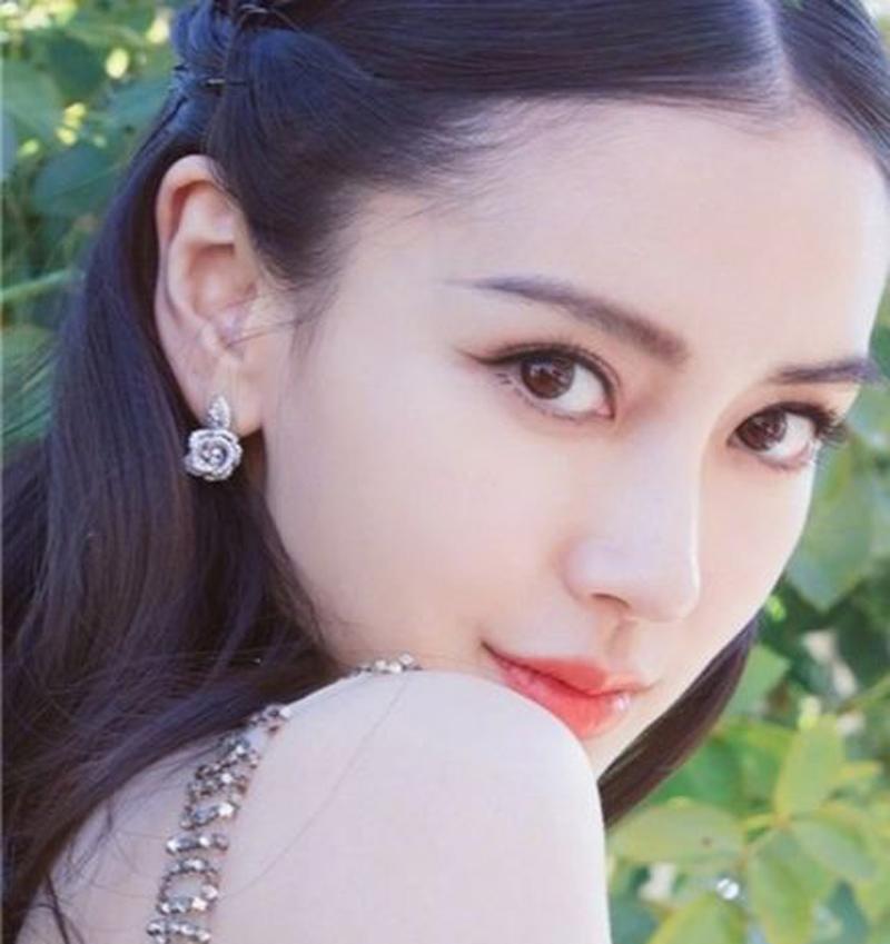 Angelababy bị chê khó gần với cách trang điểm sắc sảo này.
