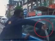 Tin tức - Cua-rơ xe đạp rút dao chém tới tấp vào ô tô sau khi bị chèn ngã