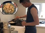 Bếp Eva - Thuỷ Tiên khoe clip Công Vinh làm cơm chiên, nhìn lóng ngóng nhưng thành quả khiến ai cũng choáng