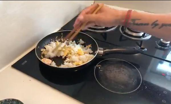 Thuỷ Tiên khoe clip Công Vinh làm cơm chiên, nhìn lóng ngóng nhưng thành quả khiến ai cũng choáng - 5